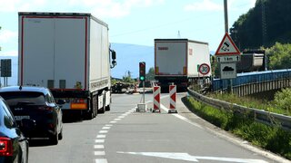 Motoristi sa pri Zvolene zapotia. Rekonštrukcia mosta pod Pustým hradom komplikuje dopravu už niekoľko mesiacov