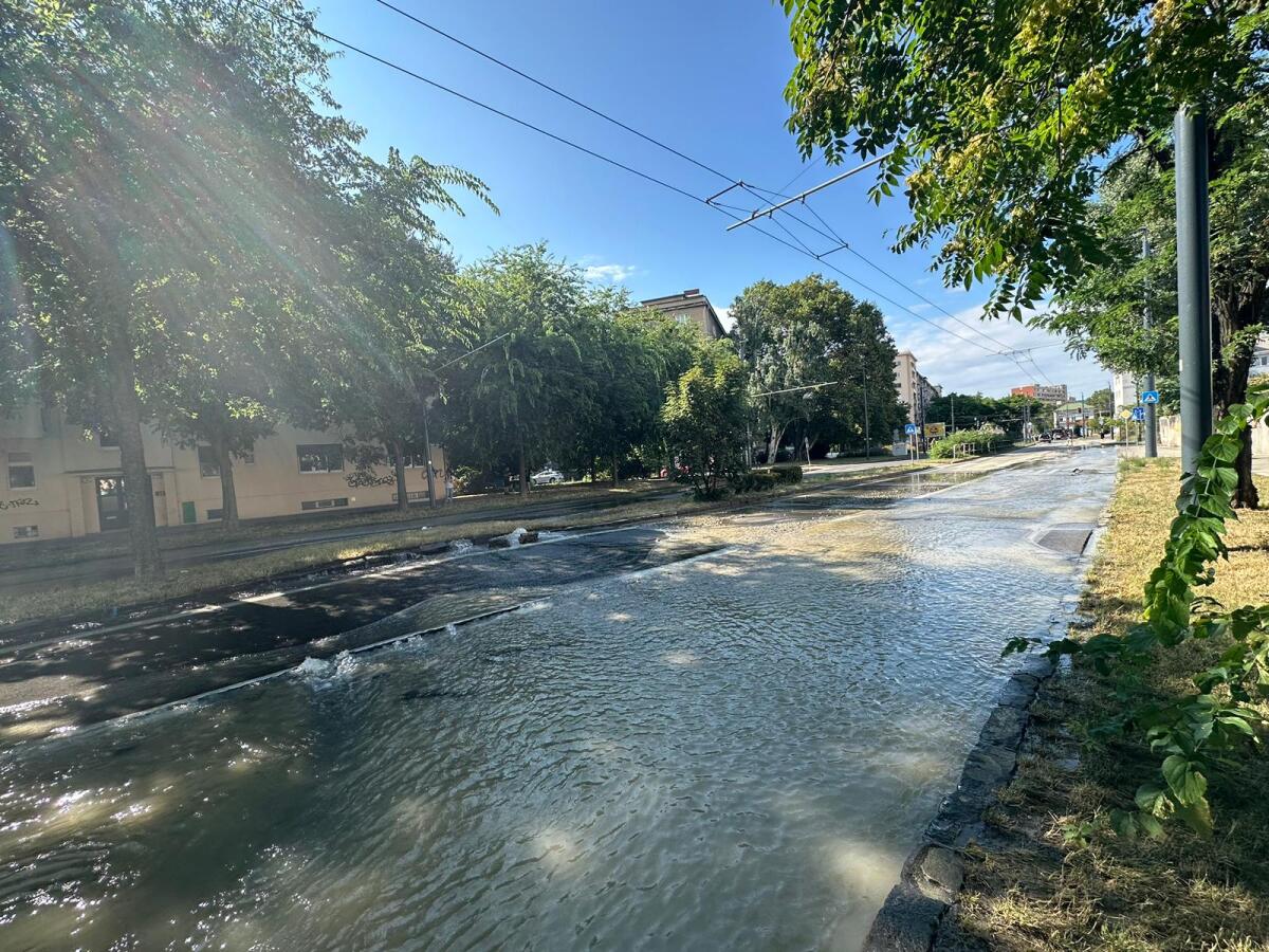 potrubie voda nehoda ulica Bratislava cesta potrubie