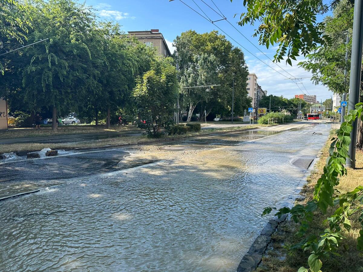 potrubie voda nehoda ulica Bratislava cesta potrubie