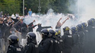 Násilné protesty v Británii vyeskalovali. Demonštranti zaútočili na hotel pre žiadateľov o azyl, mešitu aj policajtov