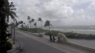 Tropická búrka Debby sa rúti k Floride. Nad pevninu dorazí ako hurikán, vyhlásili núdzový stav 