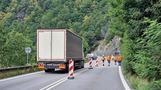 Semafory, zúžená premávka a kolóny. Strečno radšej od pondelka obchádzajte (+mapa)