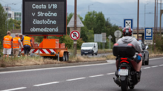 Strečno obmedzenie cesta zápcha cestári 