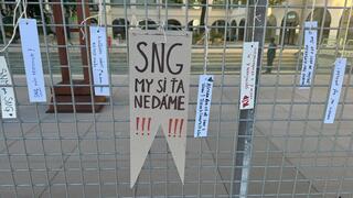 FOTO/VIDEO: Ľudia nechávajú na oplotení národnej galérie odkazy. SNG, my si ťa nedáme, píše sa na jednom z nich