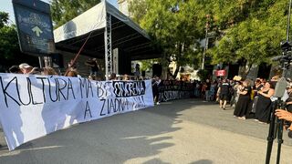 FOTO/VIDEO: Protest na obranu kultúry. Umelci žiadajú odstúpenie Šimkovičovej aj Machalu, vymáhať požiadavky bude štrajkový výbor 