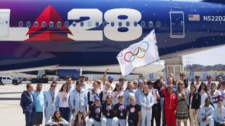 Olympijská vlajka dorazila do dejiska ďalších letných hier. V Los Angeles očakávajú veľa magických príležitostí