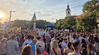 FOTO/VIDEO: Námestie zaplnilo cez 18-tisíc ľudí. Opozícia zorganizovala protest, KDH sa nepridalo