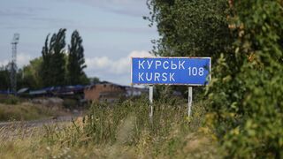 Tabuľka s nápisom " Kursk 108 km" je viditeľná na rusko-ukrajinskej hranici v regióne Sumy, Ukrajina