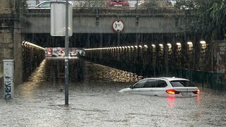 FOTO/VIDEO: Viedeň bojuje s následkami silnej búrky. Ulice, podchody aj garáže zaplavila voda