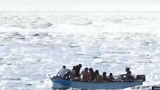 Stovky migrantov prišli za víkend na Lampedusa. Jedna žena cestou priviedla na svet dieťa