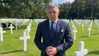 Robert Fico v Normandii: Uctil si pamiatku padlých vojakov z druhej svetovej vojny