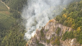 V Ludrovskej doline horí. Horská záchranná služba varuje turistov, požiar momentálne likvidujú