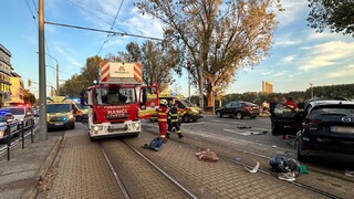 FOTO: Dopravná nehoda na  bratislavskom nábreží.  Električka vrazila do auta, piati ľudia sú v nemocnici