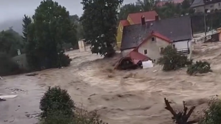 VIDEO: V juhopoľskej obci pri hraniciach s Českom sa pretrhla priehrada, ulice zaplavila prívalová vlna 