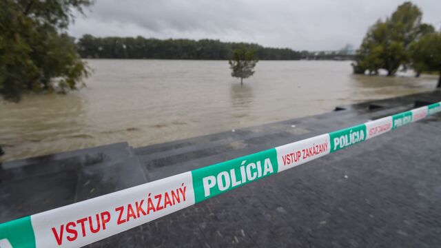 Dunaj a policajná páska pri nákupnom centre Eurovea v pondelok 16. septembra 2024.