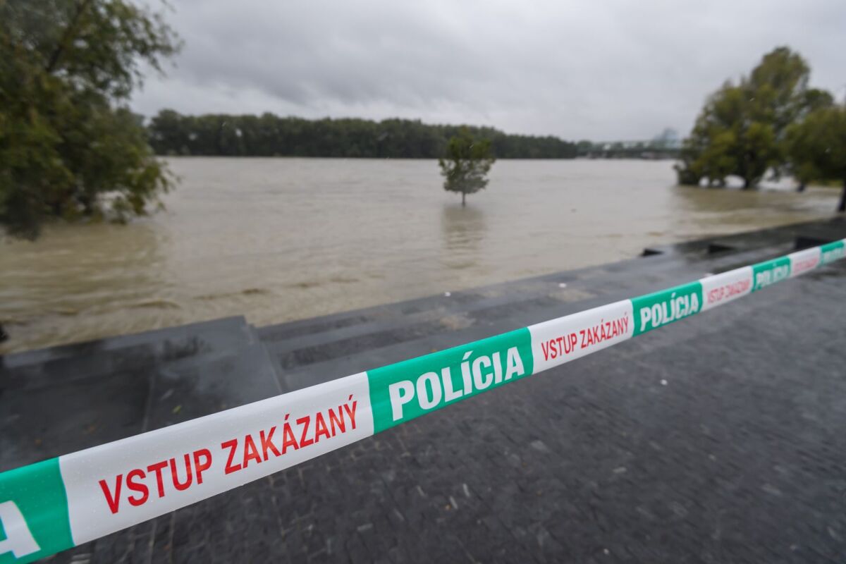 Dunaj a policajná páska pri nákupnom centre Eurovea v pondelok 16. septembra 2024.