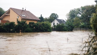 Povodňová situácia v Devínskej Novej Vsi je stabilná, no naďalej kritická. Hladina Dunaja a Moravy stále neklesá 