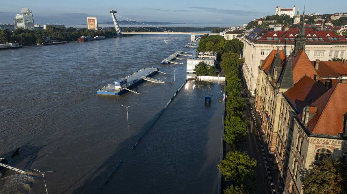 Na snímke z dronu zaplavené parkovisko na Fajnorovom nábreží v Bratislave 17. septembra 2024.