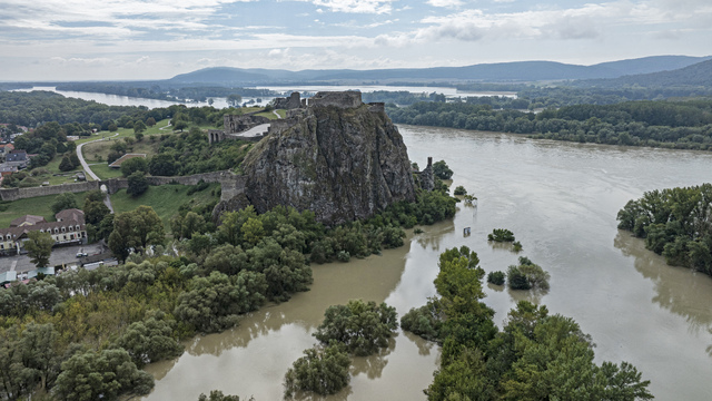 Na snímke z dronu hrad Devín, vľavo rozvodnený prítok rieky Moravy a vpravo Dunaj