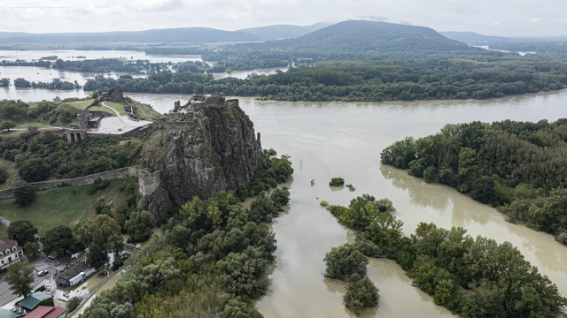 Hrad Devín, dole rozvodnený prítok Moravy a vpravo Dunaj.