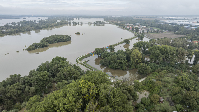 Zaplavené územia riekou Morava pri Devínskej Novej Vsi v Bratislave.