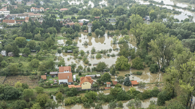 Zaplavené pozemky a domy  riekou Morava pri Devínskej Novej Vsi v Bratislave. 