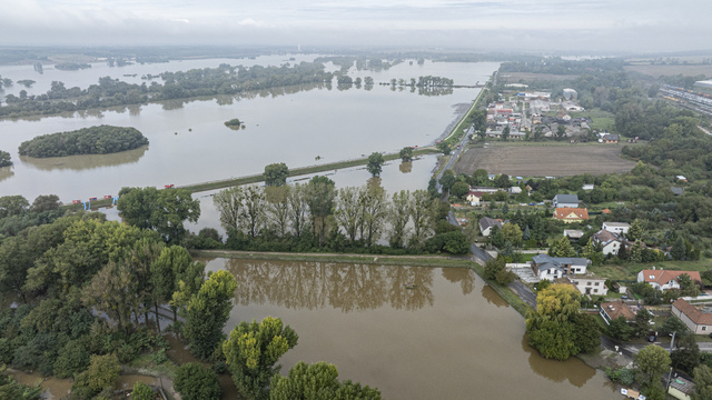 Zaplavené územia riekou Morava pri Devínskej Novej Vsi v Bratislave.