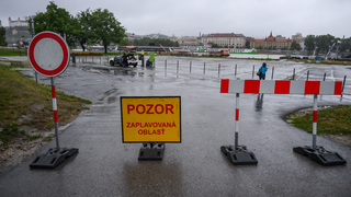 Slovenskej obci hrozí, že ostane odrezaná od sveta. Jedinú cestu von z dediny zaplaví voda