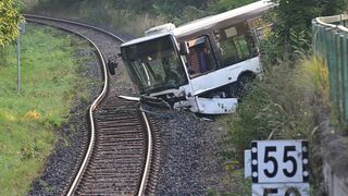 Nehoda v Karlových Varoch: Autobus po zrážke s autom skončil na železničnej trati, vodič nafúkal