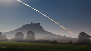 Dychberúca fotografia Mesiaca nad Spišským hradom ohúrila aj NASA. Uverejnila ju v prestížnej snímke dňa