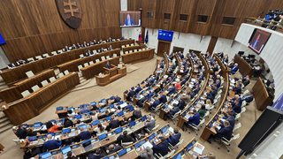 Náročný program, dlhé rokovania. Poslanci opäť zasadnú do parlamentných lavíc, na stole majú tieto témy