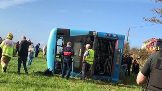 V Severnom Írsku sa prevrátil školský autobus so 70 cestujúcimi. Záchranné zložky hlásia desiatky zranených 