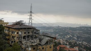 Šanca na mier sa zatiaľ nekoná. Útoky zosilneli, Irán spravil zo Sinvára mučeníka