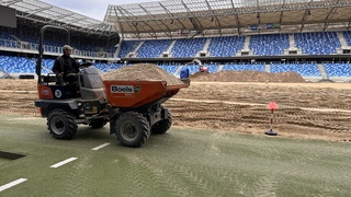 FOTO: Tehelné pole zažiari v novom šate. Slovan mení trávnik pred bitkou s Dinamom Záhreb