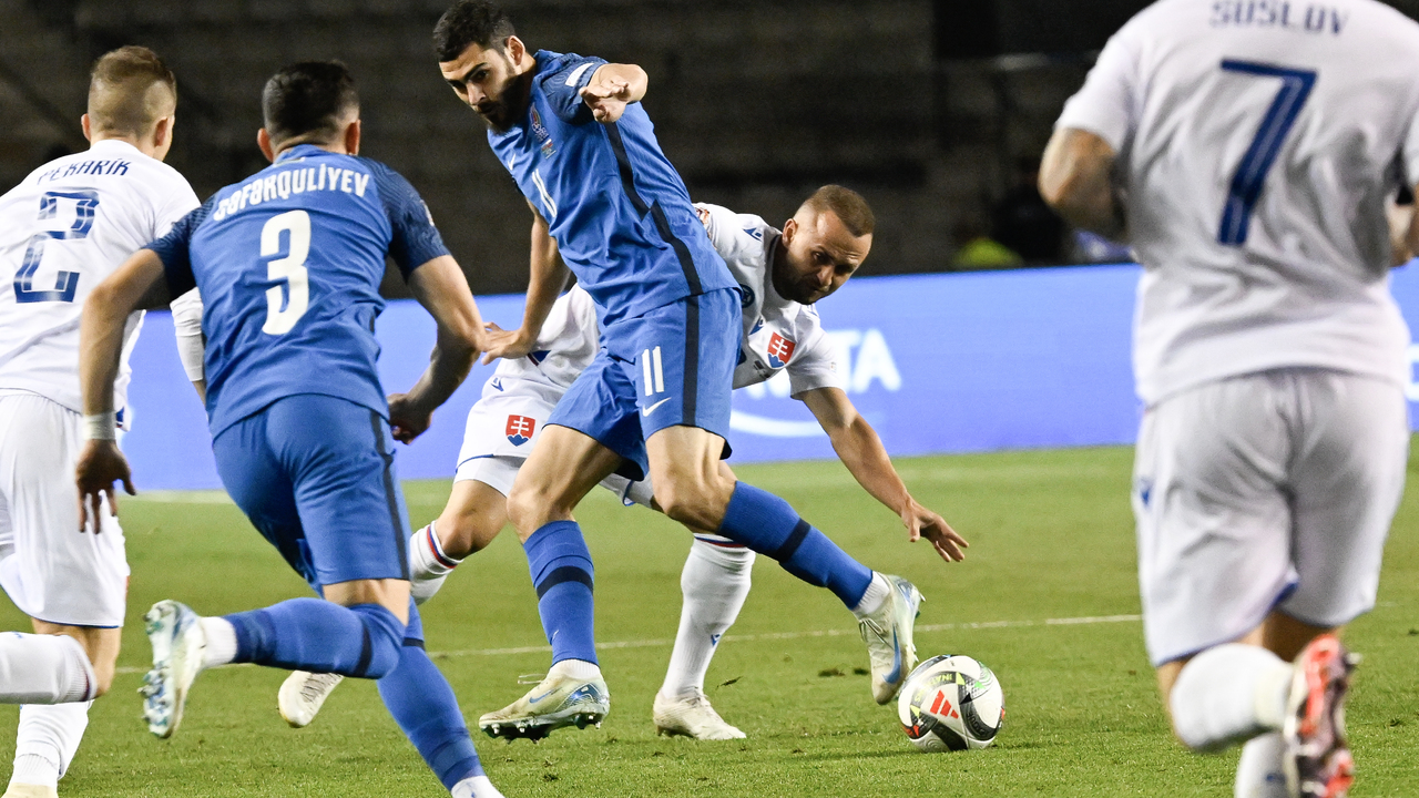 Stanislav Lobotka a Ramil Šejdajev v zápase 4. kola C-divízie Ligy národov Azerbajdžan