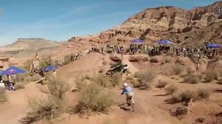 Na najdrsnejších cyklistických pretekoch sa prepisovala história. Na Red Bull Rampage boli prvýkrát aj ženy