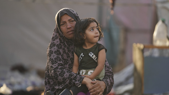  Palestínčania sa pozerajú na škody, ktoré spôsobil požiar po vzdušnom útoku izraelskej armády