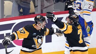 NHL: Crosby sa zapísal do histórie. Z jubilejného gólu v kariére sa tešil aj Malkin