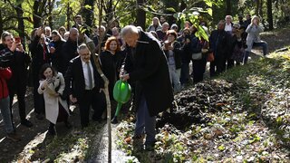 Schuster zasadil strom v Aleji osobností