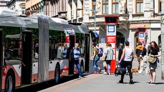 Nechutný škandál českého dopravcu: Šofér MHD tajne odfotil ženu, dopravný podnik záber zverejnil na "deň zadkov" 