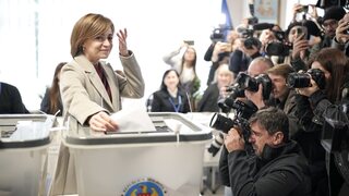 Európska únia alebo návrat pod ruský vplyv? Moldavsko si volí prezidenta a hlasuje v referende 