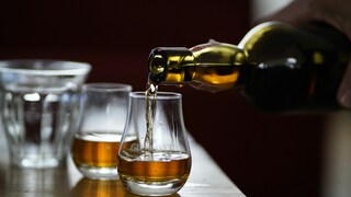 Tradícia vodky v Rusku ustupuje do úzadia, populárny začína byť iný alkohol. Za fľašu sa platí aj 150 eur