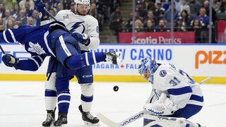 NHL: Černákova  Tampa Bay prehrala v zápase s Torontom. Slovenský obranca s mínusovým bodom