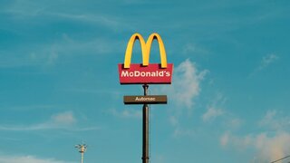 McDonald's má problém. Desiatky ľudí ochoreli po zjedení jednej z ingrediencií, hlásia aj úmrtie