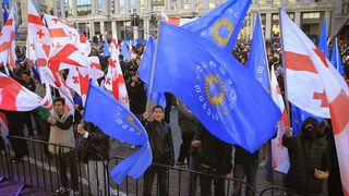 Voľby Gruzínsku sa blížia, vládna strana chce zakázať opozíciu. Ak vyhrá, potrestá ich za "vojnové zločiny"