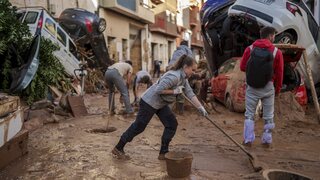 Stotisíc dobrovoľníkov sa mobilizuje na pomoc obetiam bleskových povodní. Situácia v Španielsku ostáva kritická 