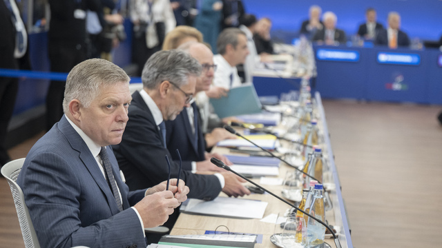 Slovenský premiér Robert Fico a holandský premiér Dick Schoof počas neformálneho summitu lídrov EÚ v Budapešti.