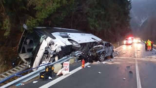 Pri Párnici sa zrazil autobus s osobným vozidlom. Nehodu neprežila mladá žena, hlásia aj zranených