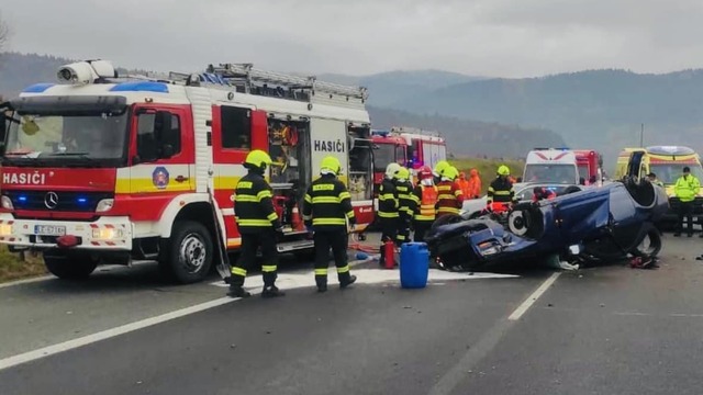 Tragická nehoda osobného auta na diaľnici D1 za tunelom Branisko v smere na Poprad 