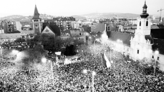 Pohľad na manifestáciu desaťtisícov Bratislavčanov 24. novembra 1989 na námestí SNP.